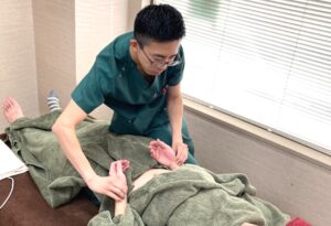 東京呉竹医療専門学校_卒業生_いぬい鍼灸整骨院_竹岡先生＿トレーナー