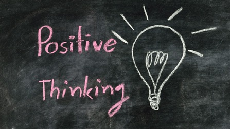 黒板に書かれた「Positive Thinking」の文字と、電球のイラスト。