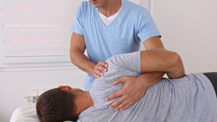 柔道整復師が施術をしている様子。