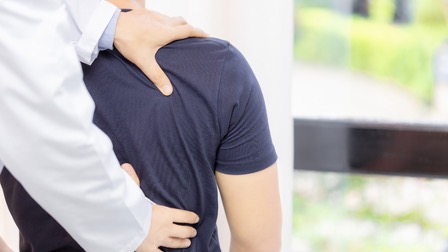 柔道整復師が施術をしている様子。