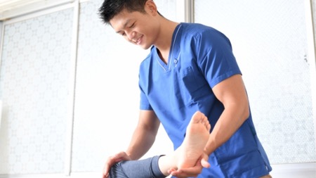 柔道整復師が施術をしている様子。