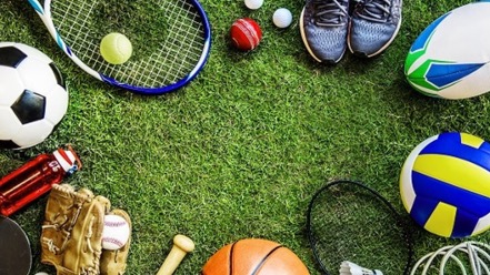 サッカーボールやテニスのラケット・野球のグラブなどさまざまなスポーツに関わる用具の画像。