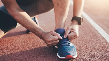 ランナーが靴紐を結んでいる様子。